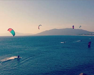 Radikite, escuela de surf, hydrofoil y kitesurf en Tarifa